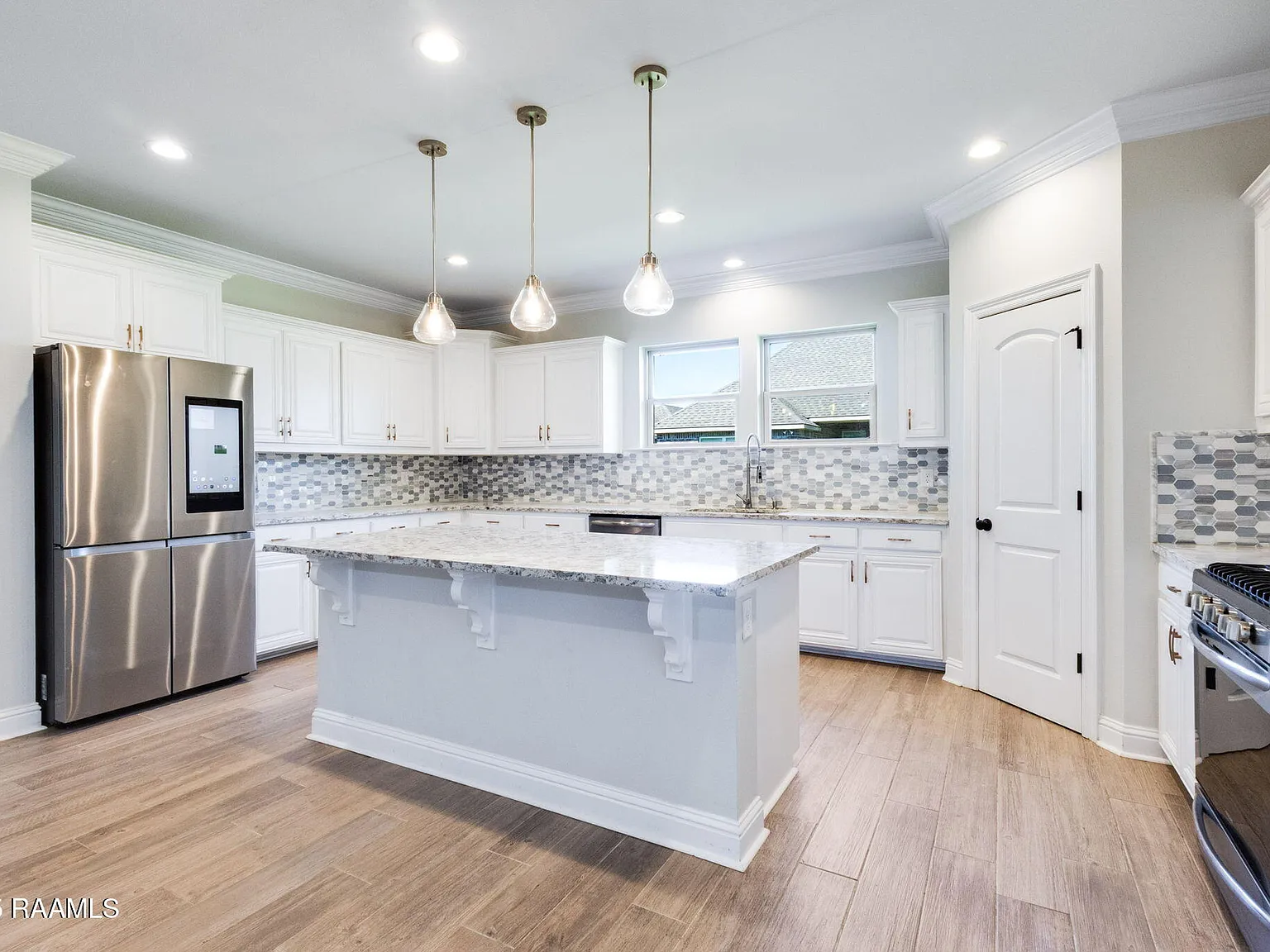 5 bed, 2720 sqft, $2,950 — Photo 2