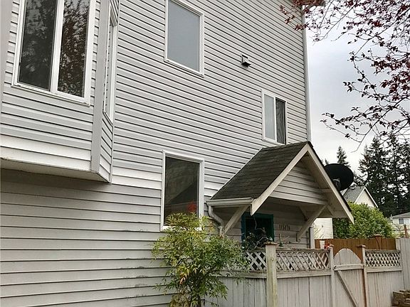 2nd image of 11517D 28th Ave NE