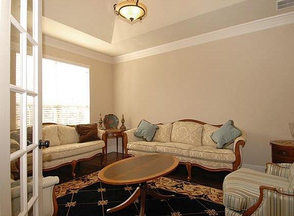 5th image of 423 Dakota Dr