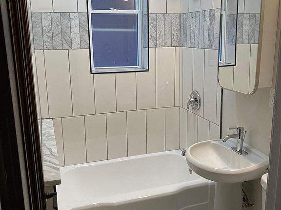2nd image of 1455 W Erie St #2