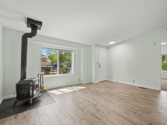 5th image of 31994 Hyde St