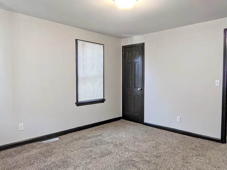 1104 S 32nd St — Photo 16