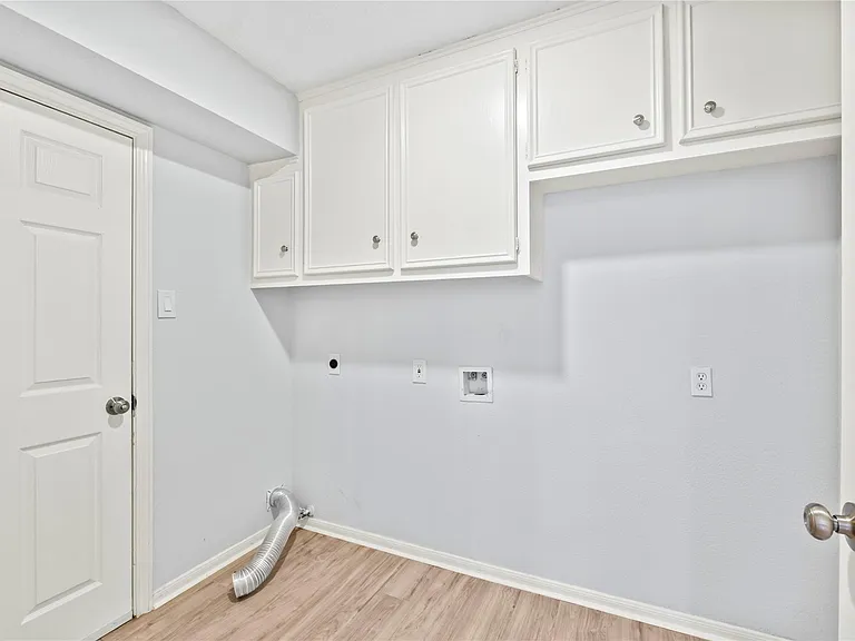 911 Montview Dr — Photo 26