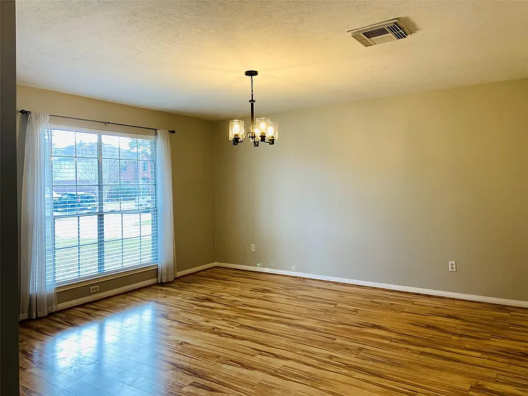 1404 Helmsley Dr — Photo 6
