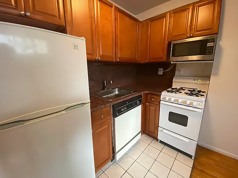 121 E 12th St #2J — Photo 5