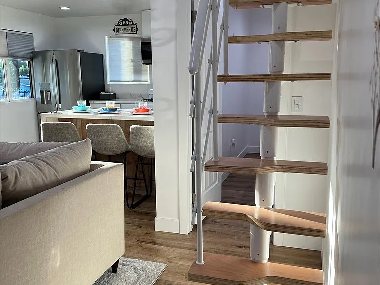 9528 S Redfern Ave — Photo 4