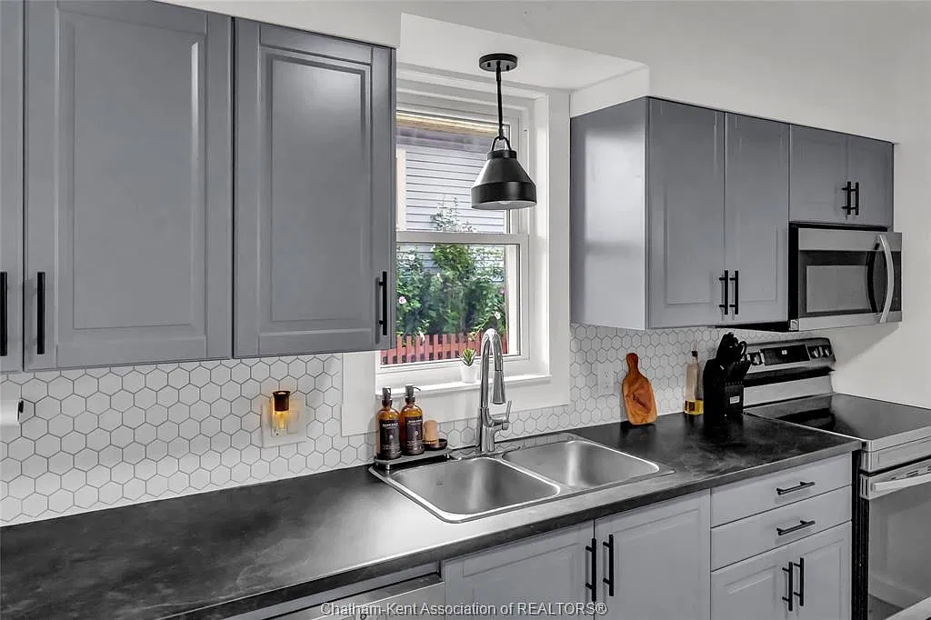 3 bed, $2,100 — Photo 4