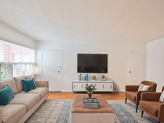 5th image of 11143 Aqua Vista St APT 4