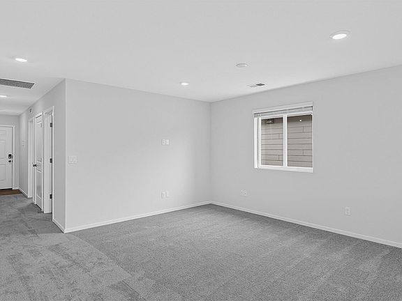 4th image of 686 Minnesota St