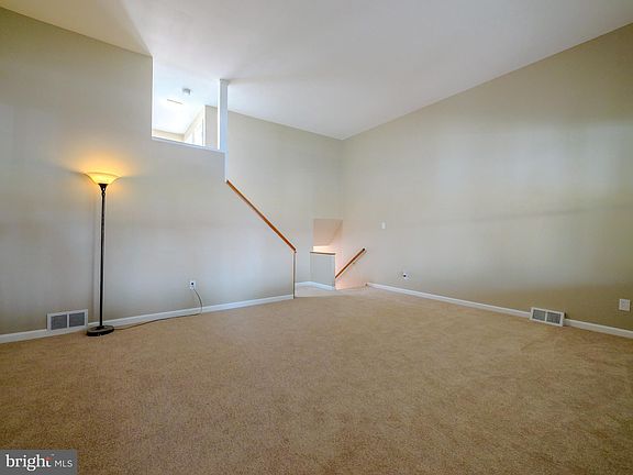 5th image of 325 White Ave