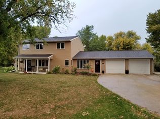 612 W 6th St, Neche, ND 58265