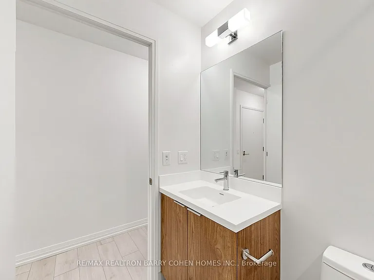 400 King St W #823 — Photo 32