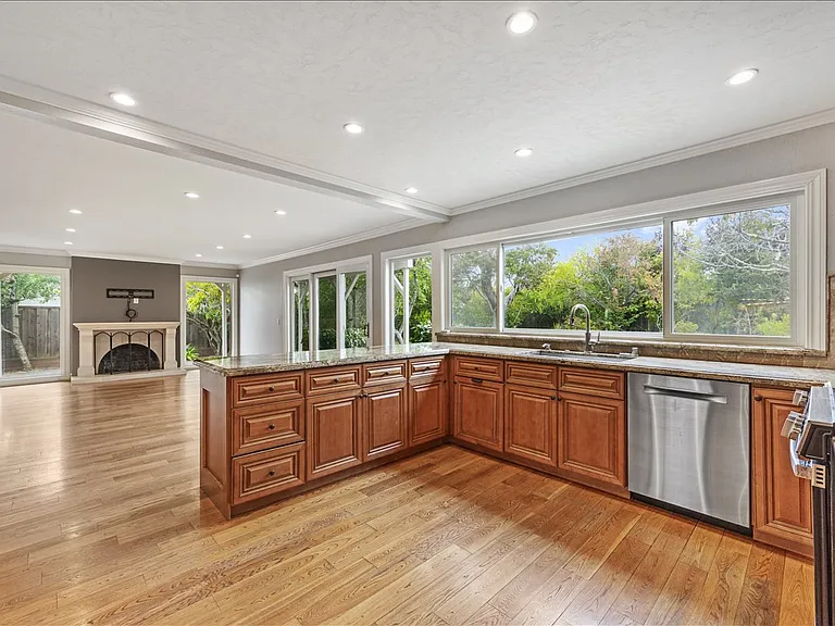 2740 Saint James Rd — Photo 9