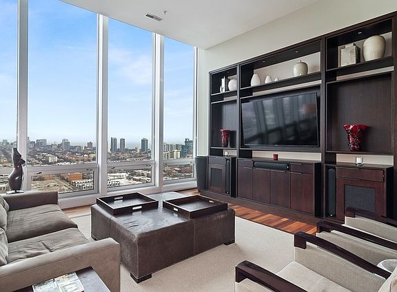 5th image of 500 W Superior St Unit 2602