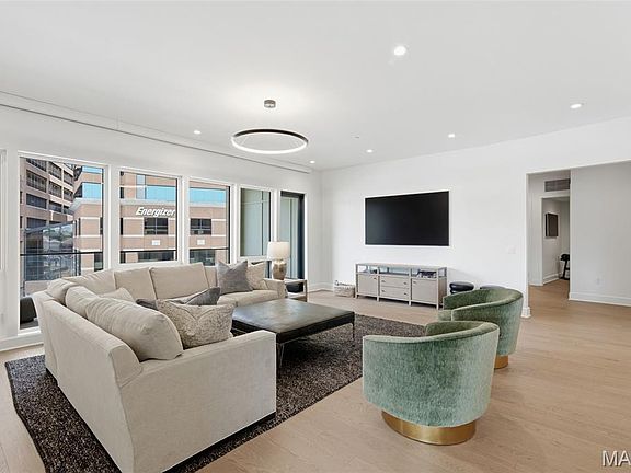 4th image of 8250 Forsyth Blvd #302