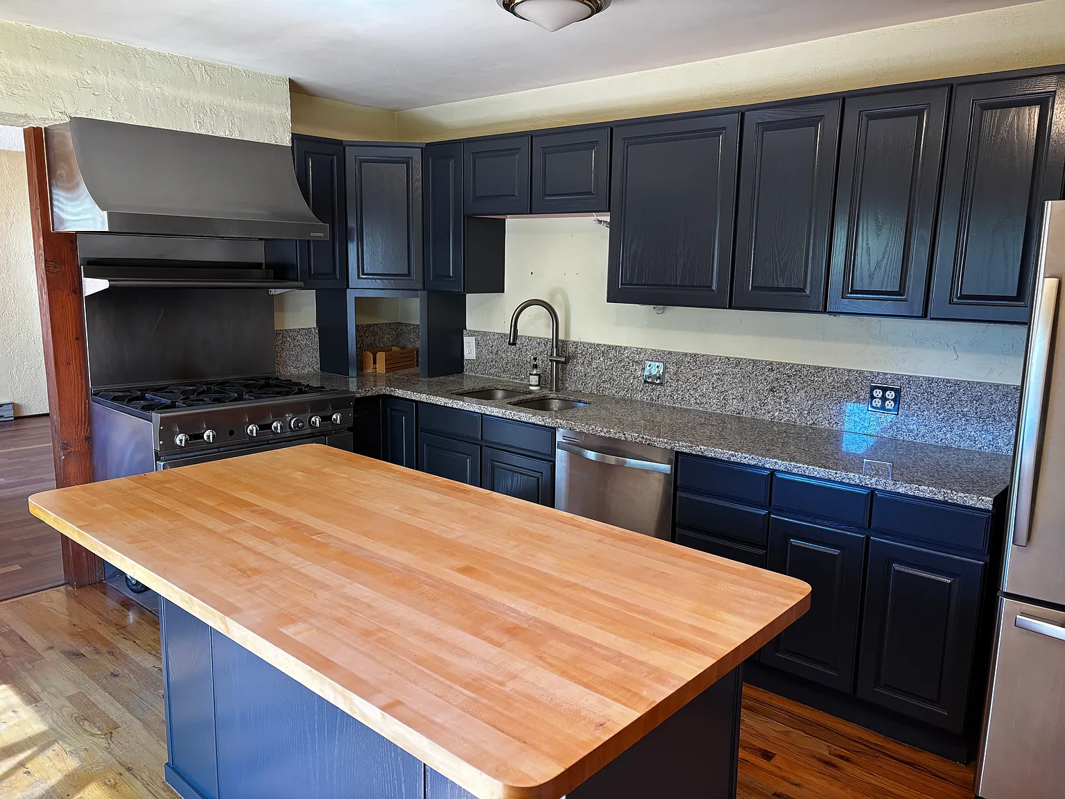 3 bed, 2456 sqft, $7,250 — Photo 2