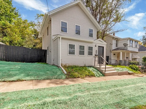 1111 N Gaines St, Davenport, IA 52804