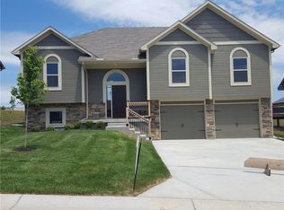 1008 SW Eagle Dr, Oak Grove, MO 64075