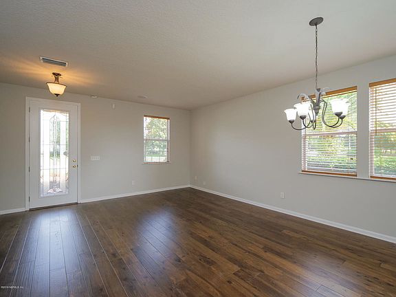 4th image of 216 W Silverthorn Ln