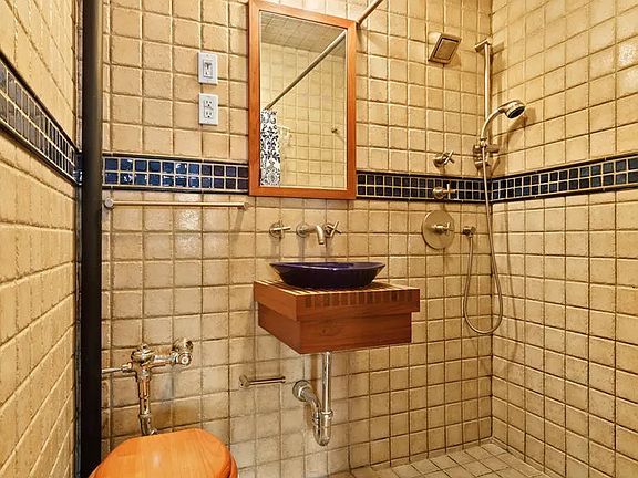 5th image of 150 W 75th St #1/3
