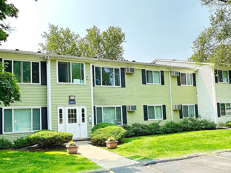 Farmington Hills prestige address and location near shopping, entertainment, restaurants and major freeways, Quiet private community that's dog friendly.