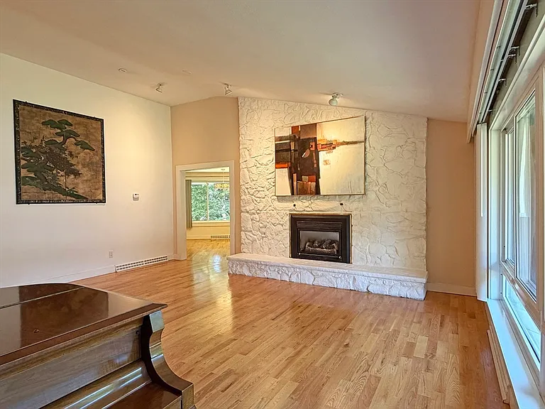 37 Stephen Pl — Photo 9