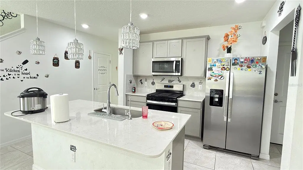 4 bed, 2.5 bath, 2294 sqft, $2,850 — Photo 3