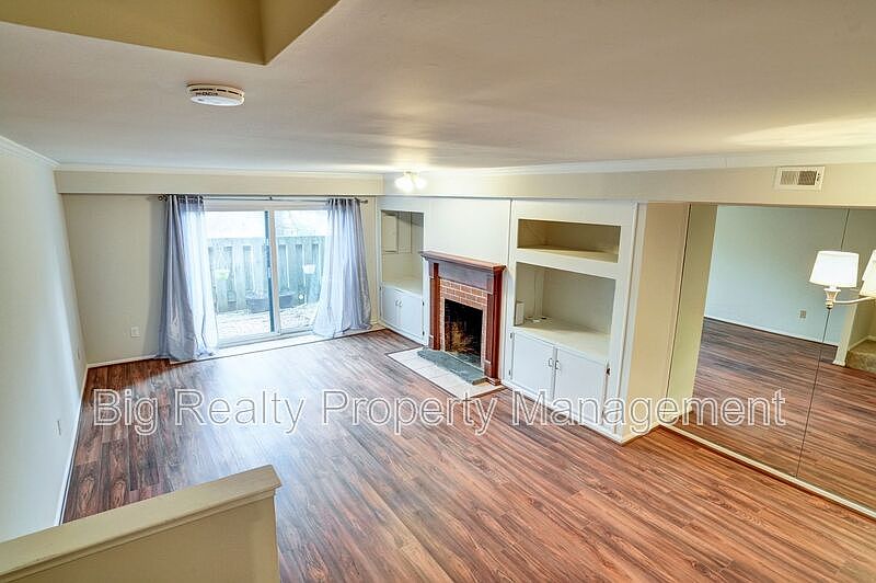 1st image of 704 Stonybrook Dr W