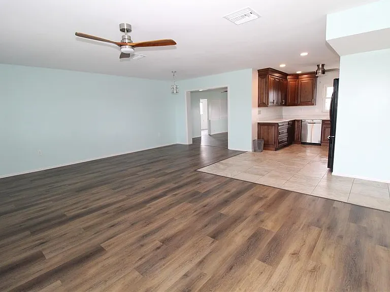 1104 Desert Hills Dr — Photo 2