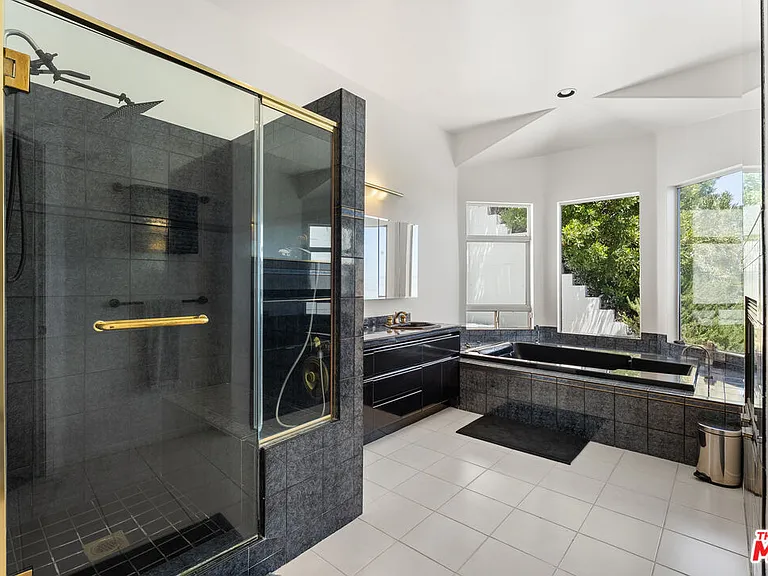 21630 Saddle Peak Rd — Photo 15