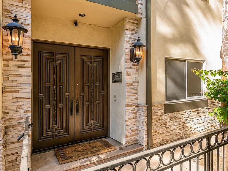 2334 Benedict Canyon Dr — Photo 2