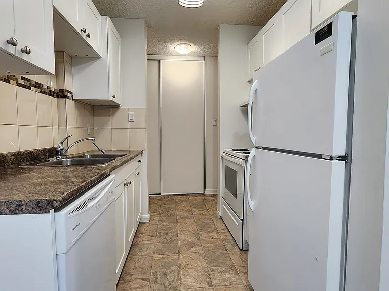 5045 Whitemud Rd NW — Photo 7