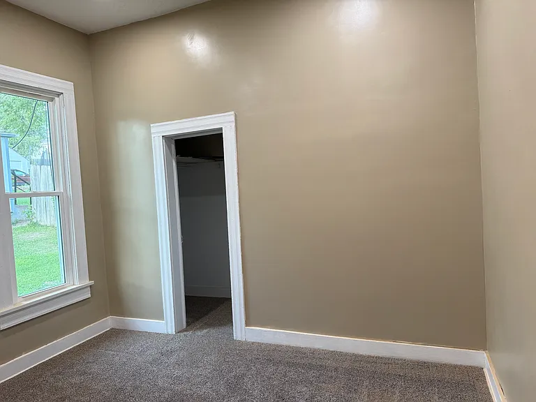 1300 N Burlington Ave — Photo 14