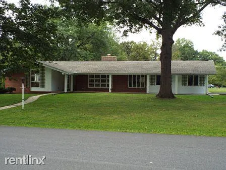 1015 E College Ave photo 1