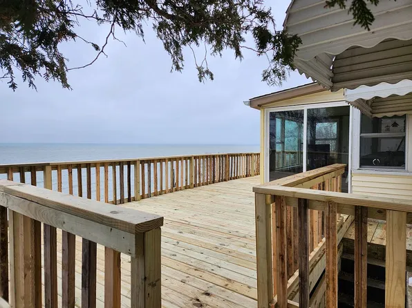 2889 Lakeshore Rd, Applegate, MI 48401