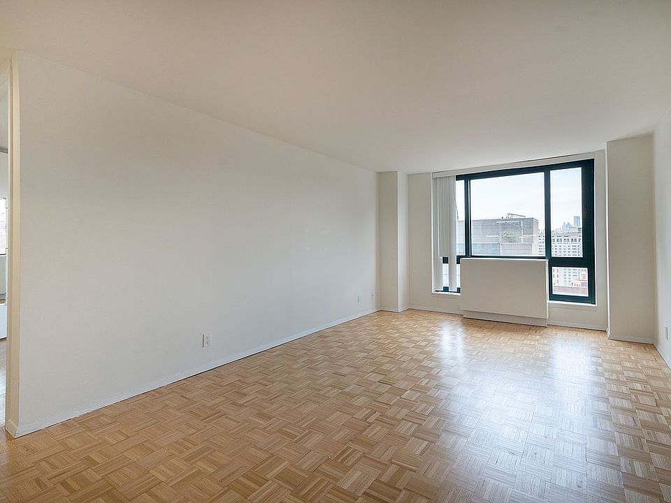 1st image of 1 Irving Pl APT V19e