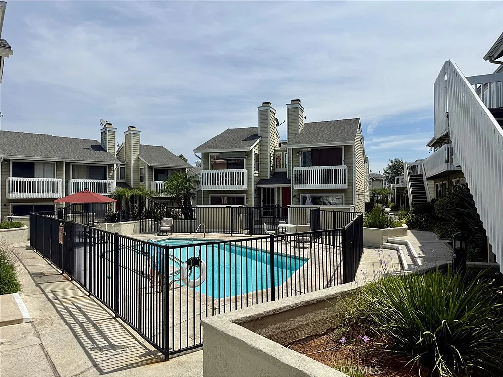 2 bed, 1027 sqft, $3,300 — Photo 4