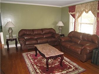 Living room w/hardwood floors