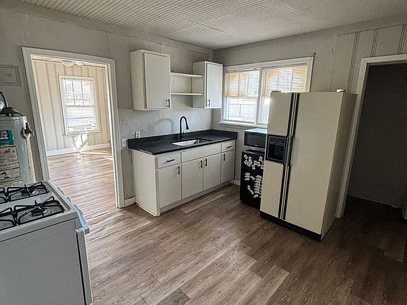 3rd image of 222 College Park Cir