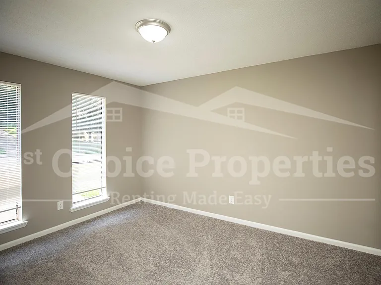 3142 Sleepy Hollow Dr — Photo 13