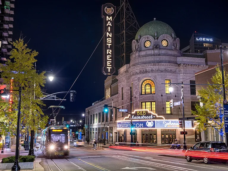 One Light Luxury Apartments offers Convenient Street Car access