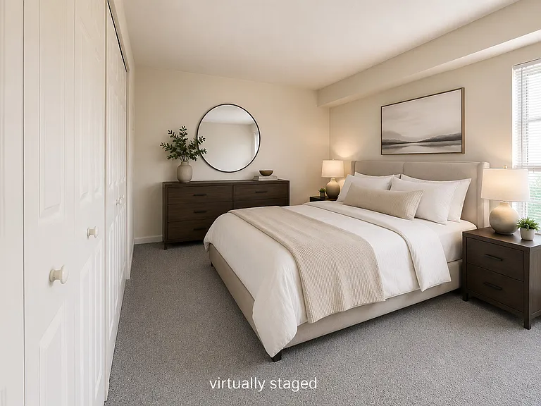 Royal Manor Apartments — Photo 14