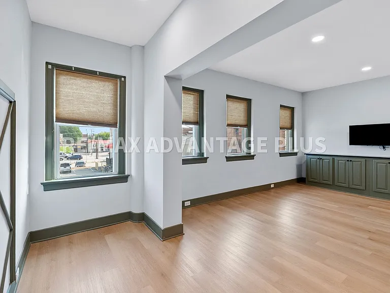 118 W 3rd St — Photo 14