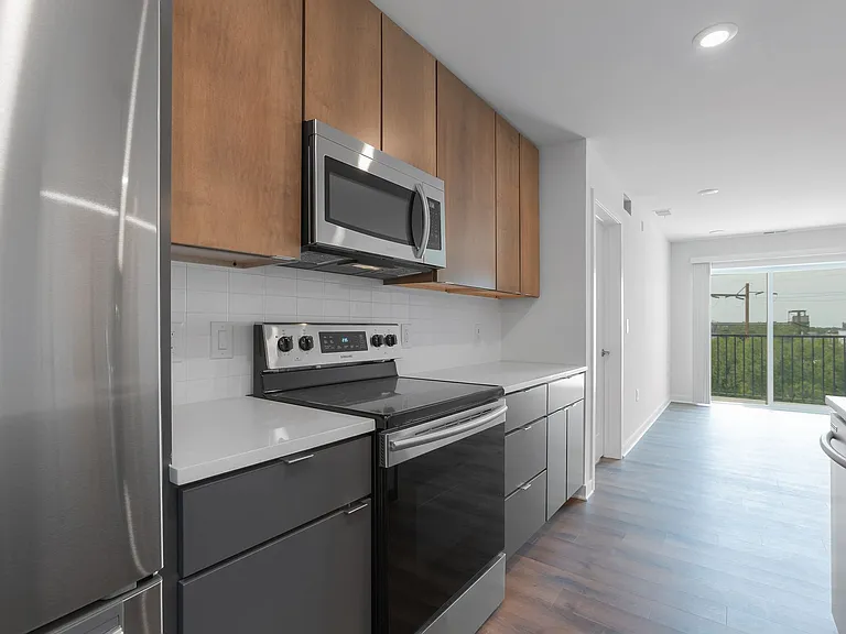 Graduate Pointe — Photo 31
