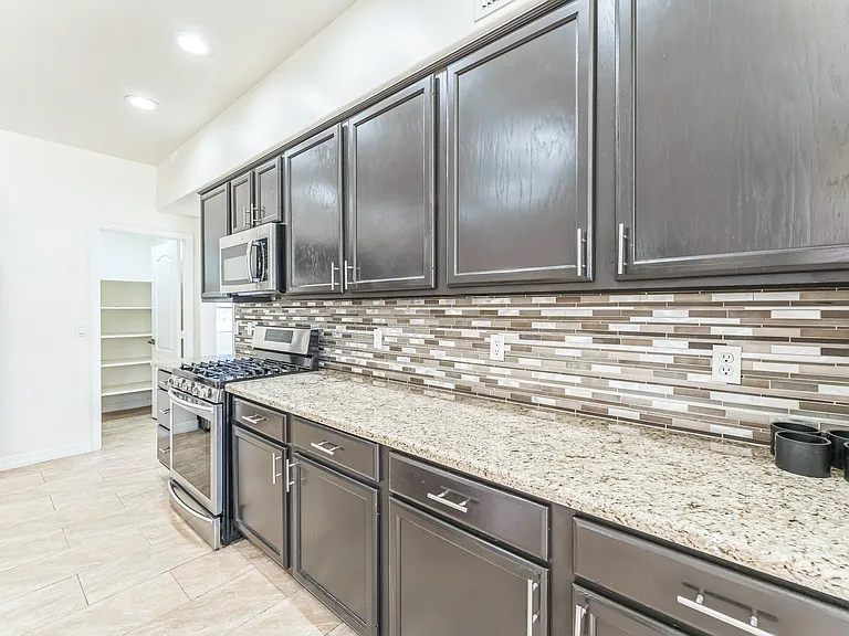 1111 W Washington Ave — Photo 23