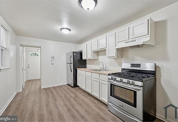 3rd image of 1016 Potter St