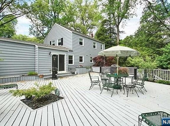 5th image of 277 Maple St