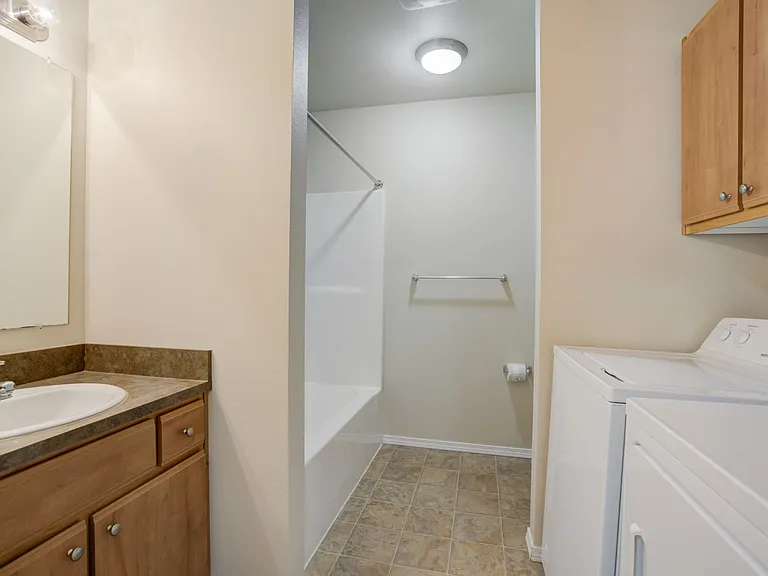Legacy Oaks Apartments — Photo 17