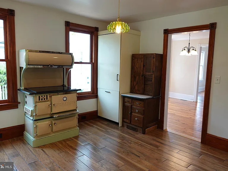 36 Hart Ave — Photo 12