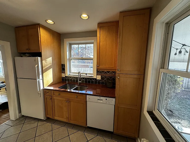 325 Sumner St — Photo 12